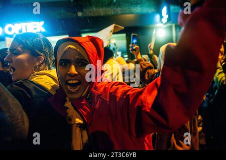 Nijmegen, Gelderland, Niederlande. Oktober 2023. Ein Demonstrant ruft direkt zur Kamera, um Palästina zu unterstützen während der Demonstration spazierten rund 800 Demonstranten durch das Stadtzentrum, um die Regierung Israels zu verurteilen und ihre Solidarität mit dem palästinensischen Volk zu bekunden. Diese pro-palästinensische Demonstration war eine der größten Demonstrationen in der Stadt. (Credit Image: © Ana Fernandez/SOPA Images via ZUMA Press Wire) NUR REDAKTIONELLE VERWENDUNG! Nicht für kommerzielle ZWECKE! Stockfoto
