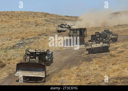 Die israelischen Streitkräfte D9-Bulldozer, ein Namer-APC und eine Merkava-4-Schlachtbank. Stockfoto