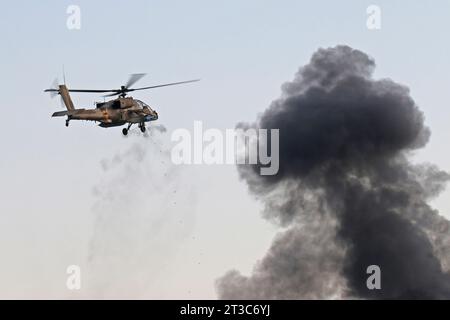 der israelische Hubschrauber AH-64D Saraf feuert seine Kanone ab. Stockfoto