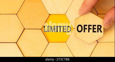 Symbol für begrenztes Angebot. Concept Words begrenztes Angebot für wunderschönes Holzpuzzle. Schöner gelber Hintergrund. Geschäftsmann Hand. Business Marketing, Motiv Stockfoto