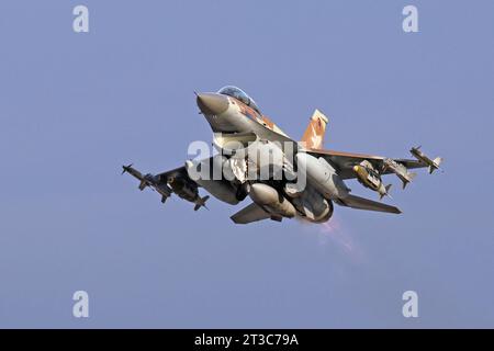 Eine israelische Luftwaffe F-16D Barak startet, bewaffnet mit Bomben und Raketen. Stockfoto