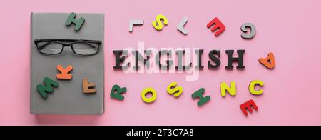 Wort ENGLISCH, Brille, Notizbuch und Buchstaben auf rosa Hintergrund Stockfoto