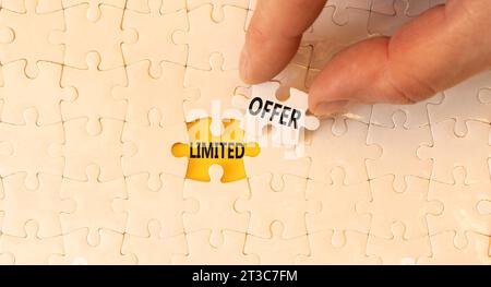 Symbol für begrenztes Angebot. Concept Words begrenztes Angebot für schönes weißes Puzzle. Schöner gelber Hintergrund. Geschäftsmann Hand. Unternehmensmarketing, Stockfoto