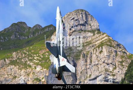 Ein Kampfflugzeug der Schweizer Luftwaffe vom Typ Boeing F/A-18 Hornet. Das Swiss Hornet Solo Display Team führt mit der F/A-18 eine Fähigkeitsdemonstration statt, pilotiert von Hauptmann Yannick Fönsi Zanata. Die Flugshow ZigAirMeet mit internationaler Beteiligung aus dem militärischen und zivilen Luftfahrtbereich fand am 18. Und 19. August 2023 in Mollis, Kanton Glarus, Schweiz, statt. Mollis Kanton Glarus Schweiz *** Ein Jagdflugzeug der Schweizer Luftwaffe Boeing F A 18 Hornet das Swiss Hornet Solo Display Team führt eine Fähigkeitsdemonstration mit der F A 18 durch, die von Kapitän Yannick Fönsi gesteuert wurde Stockfoto