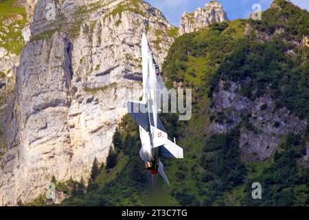 Ein Kampfflugzeug der Schweizer Luftwaffe vom Typ Boeing F/A-18 Hornet. Das Swiss Hornet Solo Display Team führt mit der F/A-18 eine Fähigkeitsdemonstration statt, pilotiert von Hauptmann Yannick Fönsi Zanata. Die Flugshow ZigAirMeet mit internationaler Beteiligung aus dem militärischen und zivilen Luftfahrtbereich fand am 18. Und 19. August 2023 in Mollis, Kanton Glarus, Schweiz, statt. Mollis Kanton Glarus Schweiz *** Ein Jagdflugzeug der Schweizer Luftwaffe Boeing F A 18 Hornet das Swiss Hornet Solo Display Team führt eine Fähigkeitsdemonstration mit der F A 18 durch, die von Kapitän Yannick Fönsi gesteuert wurde Stockfoto