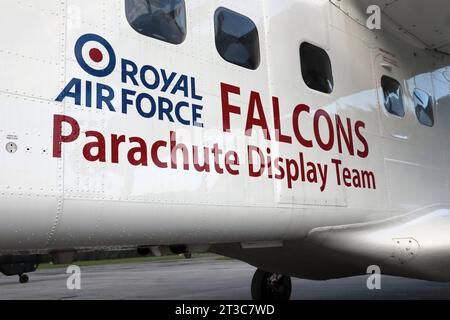 Propellerflugzeug der britischen Luftwaffe vom Typ Dornier DO-228-202 mit Kennung C-FPSH. Das Flugzeug dient den Royal Air Force Falcons Parachute Display Teams als Sprungplattform. Die Flugshow ZigAirMeet mit internationaler Beteiligung aus dem militärischen und zivilen Luftfahrtbereich fand am 18. Und 19. August 2023 in Mollis, Kanton Glarus, Schweiz, statt. Mollis Kanton Glarus Schweiz *** Propellerflugzeug der British Air Force des Musters Dornier DO 228 202 mit Eintragungskennzeichnung C FPSH das Flugzeug dient als Sprungplattform für die Royal Air Force Falcons Parachute Display Teams der Flugschau Stockfoto