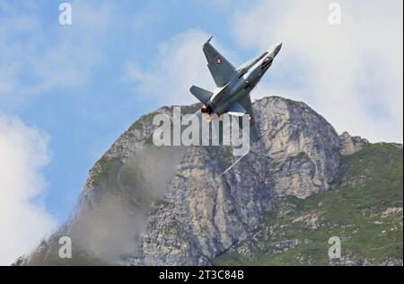 Ein Kampfflugzeug der Schweizer Luftwaffe vom Typ Boeing F/A-18 Hornet. Das Swiss Hornet Solo Display Team führt mit der F/A-18 eine Fähigkeitsdemonstration statt, pilotiert von Hauptmann Yannick Fönsi Zanata. Die Flugshow ZigAirMeet mit internationaler Beteiligung aus dem militärischen und zivilen Luftfahrtbereich fand am 18. Und 19. August 2023 in Mollis, Kanton Glarus, Schweiz, statt. Mollis Kanton Glarus Schweiz *** Ein Jagdflugzeug der Schweizer Luftwaffe Boeing F A 18 Hornet das Swiss Hornet Solo Display Team führt eine Fähigkeitsdemonstration mit der F A 18 durch, die von Kapitän Yannick Fönsi gesteuert wurde Stockfoto