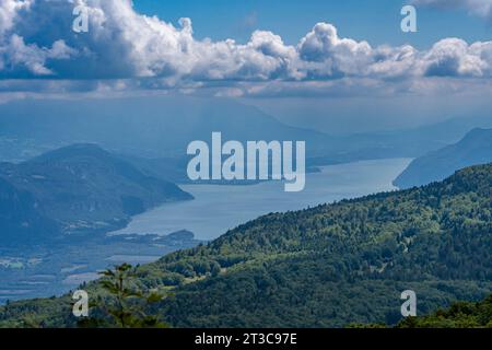 Grand Colombier Pass. Blick auf den Wald, die Straße, die Rhone, den Bergrücken und den Bourget-See dahinter Stockfoto