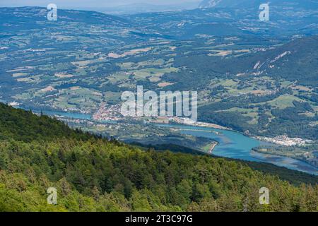 Grand Colombier Pass. Blick auf den Wald, die Straße, die Rhone, den Bergrücken und die dahinter liegende Seyssel Stockfoto