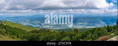 Grand Colombier Pass. Blick auf den Wald, die Straße, die Rhone, den Bergrücken und die Stadt dahinter Stockfoto