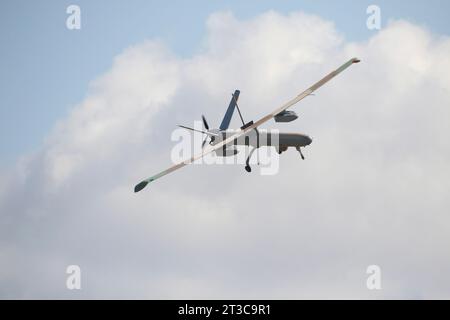 Ein bewaffnetes unbemanntes Luftfahrzeug Hermes 450 der israelischen Luftwaffe im Flug. Stockfoto