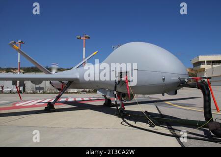 Ein unbemanntes Luftfahrzeug der israelischen Luftwaffe Hermes 900 Kochav auf dem Asphalt. Stockfoto