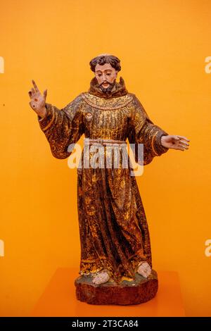St. Franziskus von Assisi (18. Jahrhundert) vergoldetes Holz mit Estudotechnik in der Igreja e Mosteiro de São Francisco (Kirche St. Francisco), Stockfoto