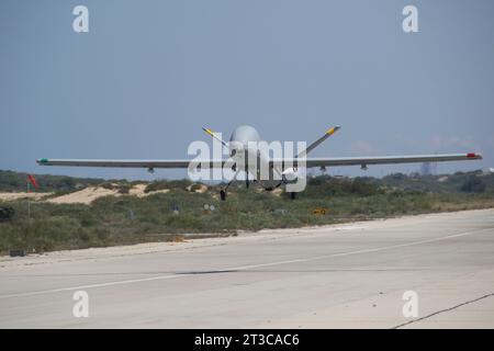 Ein unbemanntes Luftfahrzeug der israelischen Luftwaffe Hermes 900 Kochav startet. Stockfoto