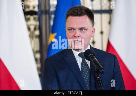 Szymon Holownia, Vorsitzender der Partei Polen 2050, spricht während der ersten Pressekonferenz der Führer der Oppositionspartei. Die Führer der Oppositionsparteien, die bei den jüngsten polnischen Wahlen insgesamt die meisten Stimmen gewonnen haben, gaben im Parlament bekannt, dass Donald Tusk, der Führer der größten Gruppe, ihr Kandidat für das Amt des Premierministers ist und dass sie sich bereit erklärt haben, eine Regierung zu bilden und gemeinsam zu regieren. Die derzeit regierende nationalistische Partei Law and Justice (PiS) gewann mehr Stimmen als jede andere Partei, ist aber nicht in der Lage, eine Koalition mit irgendeiner Partei zu gründen Stockfoto