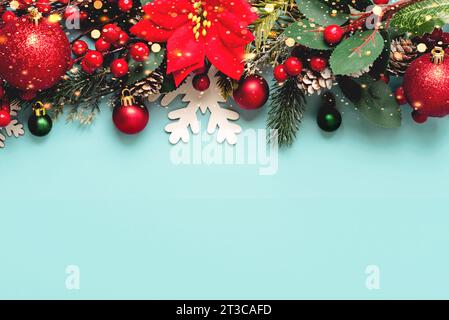 Hintergrund des Weihnachtskonzepts. Oberer Rand des weihnachtsschmucks und der weihnachtsbeleuchtung mit Platz für Text auf blauem Hintergrund Stockfoto