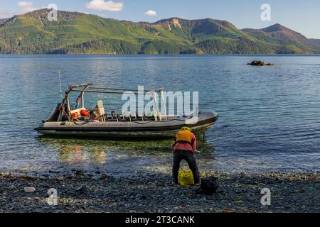 Zodiac transportierte Ökotouristen von und zu Moresby Explorers Floating Lodge im Gwaii Haanas National Park Reserve, Haida Gwaii, British Columbia Stockfoto