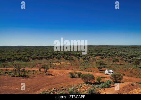 Luftaufnahme eines kleinen Mobilheims auf einer unbefestigten Straße in der Weite des australischen Outbacks. Shire of Sandstone, Westaustralien Stockfoto