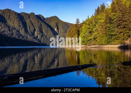 Von der Moresby Explorers Lodge im Gwaii Haanas National Park Reserve, Haida Gwaii, British Columbia, Kanada, hat man einen atemberaubenden Blick auf die Berge und das Meer Stockfoto