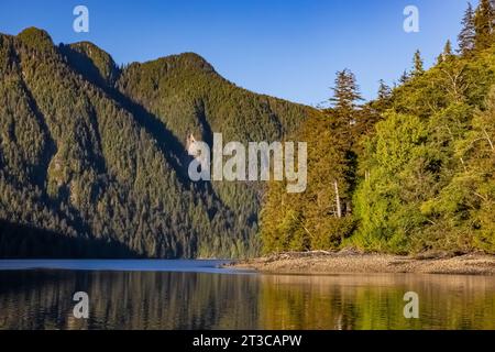 Von der Moresby Explorers Lodge im Gwaii Haanas National Park Reserve, Haida Gwaii, British Columbia, Kanada, hat man einen atemberaubenden Blick auf die Berge und das Meer Stockfoto