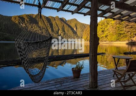 Dramatischer Blick auf die Berge und das Meer von Deck der Moresby Explorers Lodge im Gwaii Haanas National Park Reserve, Haida Gwaii, British Columbia, Kanada Stockfoto