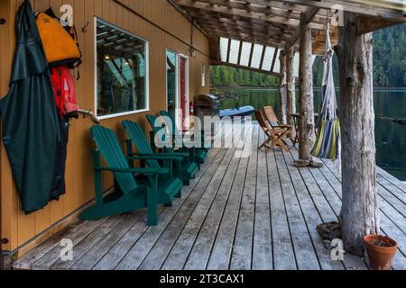 Terrasse in der schwimmenden Moresby Explorers Lodge im Gwaii Haanas National Park Reserve, Haida Gwaii, British Columbia, Kanada [keine Freigabe des Eigentums; Editorial Stockfoto