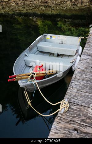 Ruderboot in der Moresby Explorers Floating Lodge im Gwaii Haanas National Park Reserve, Haida Gwaii, British Columbia, Kanada [keine Freigabe des Eigentums; editori Stockfoto