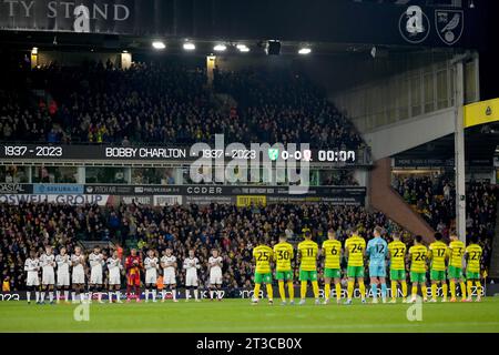 Eine allgemeine Sichtweise, während die Spieler einen Moment der Reflexion beobachten, nachdem Sir Bobby Charlton, der am 21. Oktober vor dem Sky Bet Championship Match in Carrow Road, Norwich, verstorben ist. Bilddatum: Dienstag, 24. Oktober 2023. Stockfoto