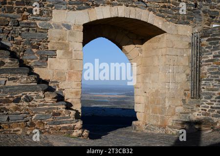 Das Eingangstor zur ummauerten Stadt aus der Stadt Monsaraz, Alentejo, Portugal Stockfoto