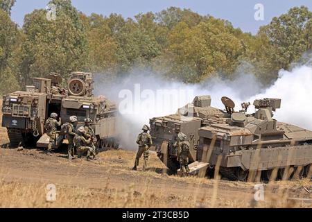 Infanterie-Soldaten steigen von einem Namer-APC der israelischen Streitkräfte aus. Stockfoto