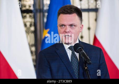 Szymon Holownia, Vorsitzender der Partei Polen 2050, spricht während der ersten Pressekonferenz der Führer der Oppositionspartei. Die Führer der Oppositionsparteien, die bei den jüngsten polnischen Wahlen insgesamt die meisten Stimmen gewonnen haben, gaben im Parlament bekannt, dass Donald Tusk, der Führer der größten Gruppe, ihr Kandidat für das Amt des Premierministers ist und dass sie sich bereit erklärt haben, eine Regierung zu bilden und gemeinsam zu regieren. Die derzeit regierende nationalistische Partei Law and Justice (PiS) gewann mehr Stimmen als jede andere Partei, ist aber nicht in der Lage, eine Koalition mit irgendeiner Partei zu gründen Stockfoto