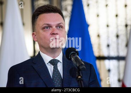 Szymon Holownia, Vorsitzender der Partei Polen 2050, spricht während der ersten Pressekonferenz der Führer der Oppositionspartei. Die Führer der Oppositionsparteien, die bei den jüngsten polnischen Wahlen insgesamt die meisten Stimmen gewonnen haben, gaben im Parlament bekannt, dass Donald Tusk, der Führer der größten Gruppe, ihr Kandidat für das Amt des Premierministers ist und dass sie sich bereit erklärt haben, eine Regierung zu bilden und gemeinsam zu regieren. Die derzeit regierende nationalistische Partei Law and Justice (PiS) gewann mehr Stimmen als jede andere Partei, ist aber nicht in der Lage, eine Koalition mit irgendeiner Partei zu gründen Stockfoto