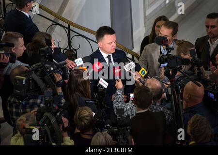 Szymon Holownia, Vorsitzender der Partei Polen 2050, spricht nach der ersten Pressekonferenz der Führer der Oppositionspartei mit den Medien. Die Führer der Oppositionsparteien, die bei den jüngsten polnischen Wahlen insgesamt die meisten Stimmen gewonnen haben, gaben im Parlament bekannt, dass Donald Tusk, der Führer der größten Gruppe, ihr Kandidat für das Amt des Premierministers ist und dass sie sich bereit erklärt haben, eine Regierung zu bilden und gemeinsam zu regieren. Die derzeit regierende nationalistische Partei Law and Justice (PiS) gewann mehr Stimmen als jede andere Partei, ist aber nicht in der Lage, eine Koalition mit irgendeiner Partei zu gründen Stockfoto