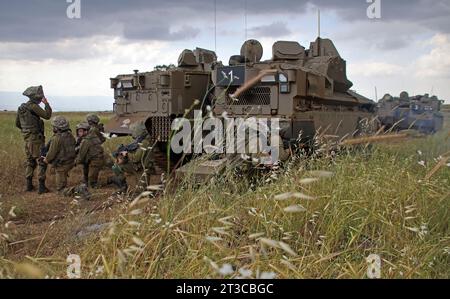 Infanterie-Soldaten steigen von einem Namer-APC der israelischen Streitkräfte aus. Stockfoto