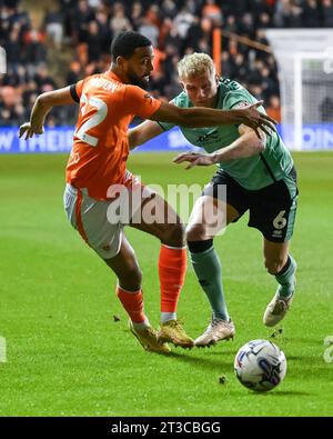 CJ Hamilton #22 von Blackpool Schlachten um den Ball mit Lewis Freestone #6 von Cheltenham Town während des Sky Bet League 1 Spiels Blackpool gegen Cheltenham Town in Bloomfield Road, Blackpool, Großbritannien, 24. Oktober 2023 (Foto: Craig Thomas/News Images) Stockfoto