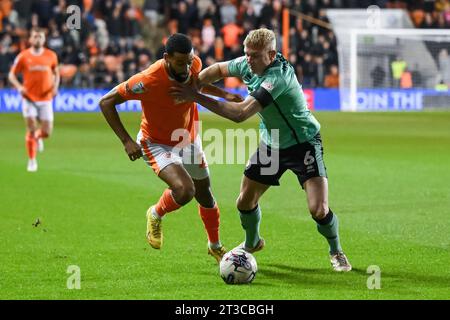 CJ Hamilton #22 von Blackpool Schlachten um den Ball mit Lewis Freestone #6 von Cheltenham Town während des Sky Bet League 1 Spiels Blackpool gegen Cheltenham Town in Bloomfield Road, Blackpool, Großbritannien, 24. Oktober 2023 (Foto: Craig Thomas/News Images) Stockfoto