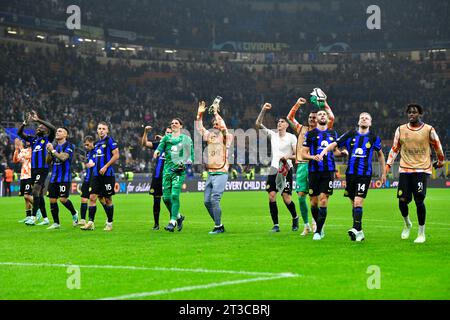 Mailand, Italien. Oktober 2023. Die Spieler von Inter See feiern den Sieg nach dem UEFA Champions League-Spiel zwischen Inter und FC Salzburg bei Giuseppe Meazza in Mailand. (Foto: Gonzales Photo/Alamy Live News Stockfoto