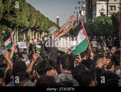 Die Menge von Demonstranten mit palästinensischen Fahnen und Keffiyehs bei der pro-palästinensischen und anti-israelischen Protestkundgebung in Tunis nach einer Krankenhausexplosion in Gaza Stockfoto