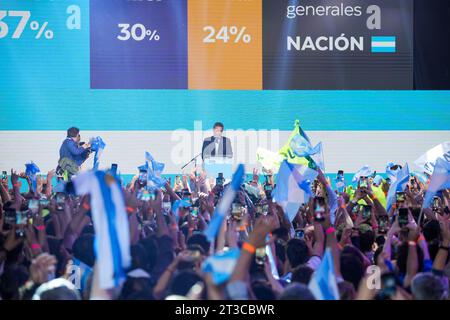 22. Oktober 2023, Stadt Buenos Aires, Stadt Buenos Aires, Argentinien: INT. WorldNews. Oktober 2023. Stadt Buenos Aires, Argentinien.- der Präsidentschaftskandidat der Union Por La Patria und der derzeitige Wirtschaftsminister Sergio Massa dankt den Demonstranten der Koalition am 22. Oktober 2023 in ihrem Bunker in Buenos Aires, Argentinien. nach den Präsidentschaftswahlen und bestätigt, dass es am 19. November 2023 Balltage gegen seine Koalition und die Liberty Advances Koalition von Javier Milei Präsidentschaftskandidat geben wird. (Kreditbild: © Julieta Ferrario/ZUMA Press Wire) REDAKTIONELLE VERWENDUNG Stockfoto