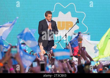 22. Oktober 2023, Stadt Buenos Aires, Stadt Buenos Aires, Argentinien: INT. WorldNews. Oktober 2023. Stadt Buenos Aires, Argentinien.- der Präsidentschaftskandidat der Union Por La Patria und der derzeitige Wirtschaftsminister Sergio Massa dankt den Demonstranten der Koalition am 22. Oktober 2023 in ihrem Bunker in Buenos Aires, Argentinien. nach den Präsidentschaftswahlen und bestätigt, dass es am 19. November 2023 Balltage gegen seine Koalition und die Liberty Advances Koalition von Javier Milei Präsidentschaftskandidat geben wird. (Kreditbild: © Julieta Ferrario/ZUMA Press Wire) REDAKTIONELLE VERWENDUNG Stockfoto