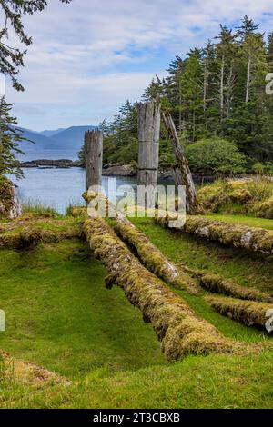 Überreste eines Langhauses im UNESCO-Weltkulturerbe Sgang Gwaay Llnagaay, einem alten Dorf im Gwaii Haanas Nationalpark Reserve, Haida Gwaii, B Stockfoto