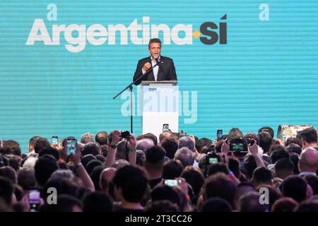 22. Oktober 2023, Stadt Buenos Aires, Stadt Buenos Aires, Argentinien: INT. WorldNews. Oktober 2023. Stadt Buenos Aires, Argentinien.- der Präsidentschaftskandidat der Union Por La Patria und der derzeitige Wirtschaftsminister Sergio Massa dankt den Demonstranten der Koalition am 22. Oktober 2023 in ihrem Bunker in Buenos Aires, Argentinien. nach den Präsidentschaftswahlen und bestätigt, dass es am 19. November 2023 Balltage gegen seine Koalition und die Liberty Advances Koalition von Javier Milei Präsidentschaftskandidat geben wird. (Kreditbild: © Julieta Ferrario/ZUMA Press Wire) REDAKTIONELLE VERWENDUNG Stockfoto