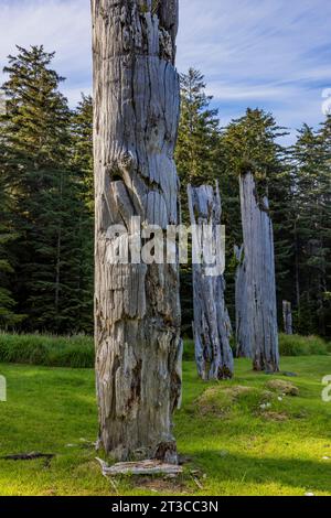 Totempfähle im UNESCO-Weltkulturerbe Sgang Gwaay Llnagaay, einem alten Dorf im Gwaii Haanas National Park Reserve, Haida Gwaii, British Co Stockfoto