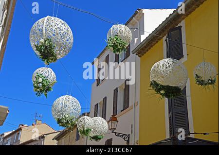 Eine festliche Installation über der Straße im Zentrum der Stadt Sainte-Maxime in Südfrankreich Stockfoto