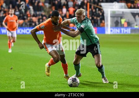 CJ Hamilton #22 von Blackpool Schlachten um den Ball mit Lewis Freestone #6 von Cheltenham Town während des Sky Bet League 1 Matches Blackpool gegen Cheltenham Town in Bloomfield Road, Blackpool, Vereinigtes Königreich, 24. Oktober 2023 (Foto: Craig Thomas/News Images) in, am 24. Oktober 2023. (Foto: Craig Thomas/News Images/SIPA USA) Credit: SIPA USA/Alamy Live News Stockfoto