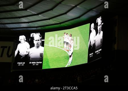 Ein LED-Bildschirm zeigt Spieler, die während des Spiels der Sky Bet League One im Pride Park, Derby, eine Schweigeminute zum Gedenken an Sir Bobby Charlton und Francis Lee beobachten. Bilddatum: Dienstag, 24. Oktober 2023. Stockfoto