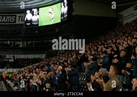 Fans auf der Tribüne beobachten eine Schweigeminute zum Gedenken an Sir Bobby Charlton und Francis Lee während des Spiels der Sky Bet League One im Pride Park, Derby. Bilddatum: Dienstag, 24. Oktober 2023. Stockfoto