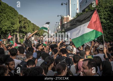 Die Menge von Demonstranten mit palästinensischen Fahnen und Keffiyehs bei der pro-palästinensischen und anti-israelischen Protestkundgebung in Tunis nach einer Krankenhausexplosion in Gaza Stockfoto