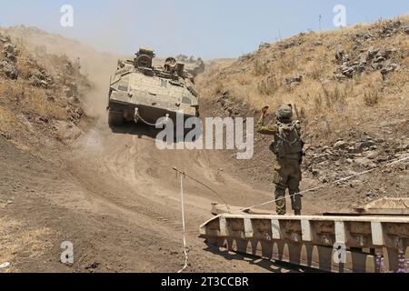 Namer APC der israelischen Streitkräfte wird auf eine temporäre Brücke geführt. Stockfoto