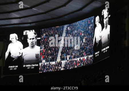 Ein LED-Bildschirm zeigt Fans, die während des Spiels der Sky Bet League One im Pride Park, Derby, eine Schweigeminute zum Gedenken an Sir Bobby Charlton und Francis Lee beobachten. Bilddatum: Dienstag, 24. Oktober 2023. Stockfoto